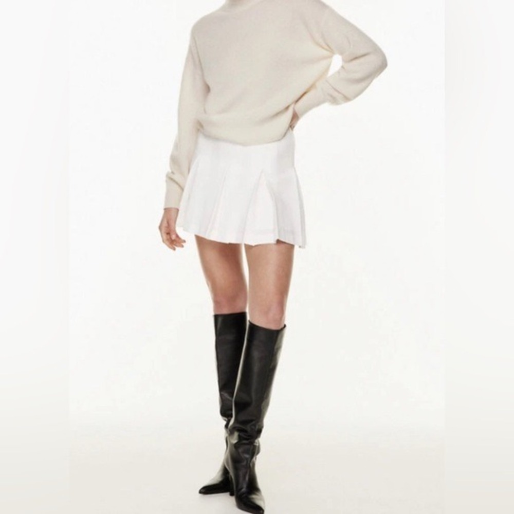 Babaton Aritzia White Pleated Mini Skirt Size 8 Box Pleat Tennis Style